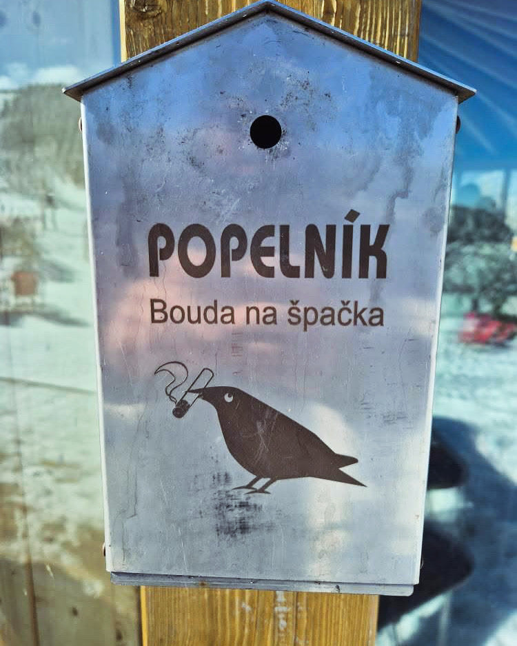 Bouda s logem špačka